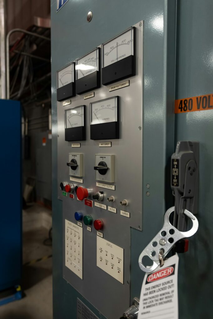 Manutenção Preventiva / Corretiva — fotografia ilustrativa de engenharia elétrica industrial