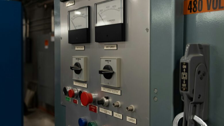 Manutenção Preventiva / Corretiva — fotografia ilustrativa de engenharia elétrica industrial