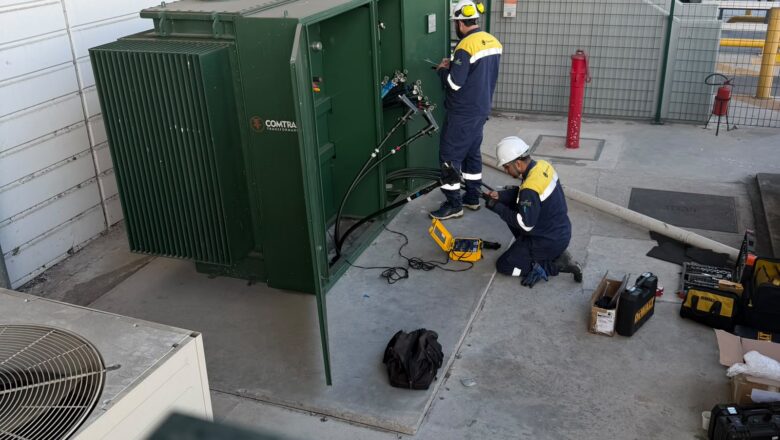 Técnicos realizando manutenção preventiva em transformador elétrico industrial